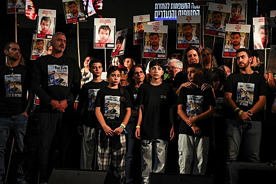 Manifestantes en la plaza de los Rehenes de Tel Aviv.
