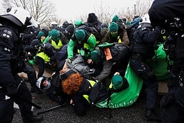 Los manifestantes se llevan por delante un cordón policial en un acceso a Giessen.