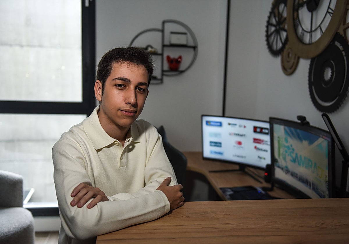 Ismael Maceira, en su casa de Bilbao, después de la entrevista.