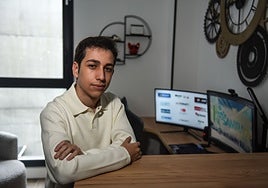 Ismael Maceira, en su casa de Bilbao, después de la entrevista.