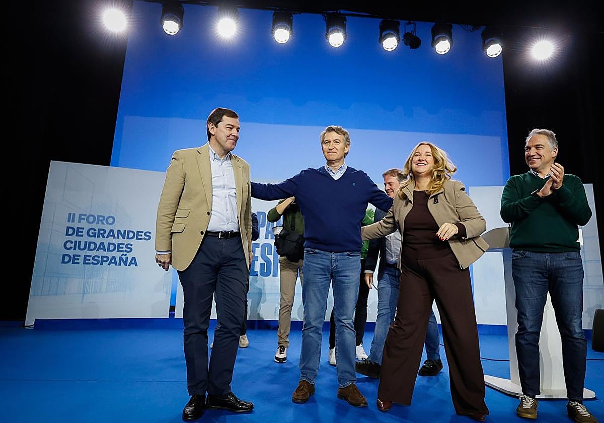 Feijóo, con Mañueco, Cristina Ayala y Bendodo, en Burgos.