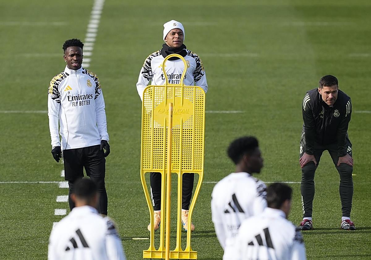 Los jugadores del Real Madrid y Xabi Alonso, preparando el duelo con el Girona.