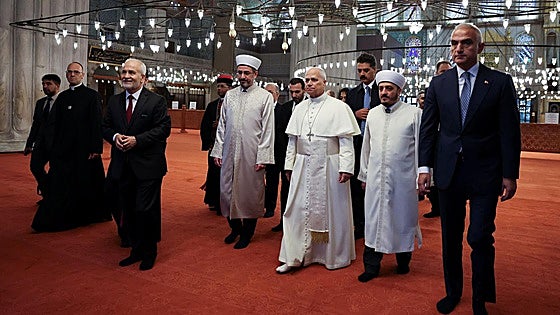 El Papa sorprende al no querer rezar durante su visita a la Mezquita Azul de Estambul