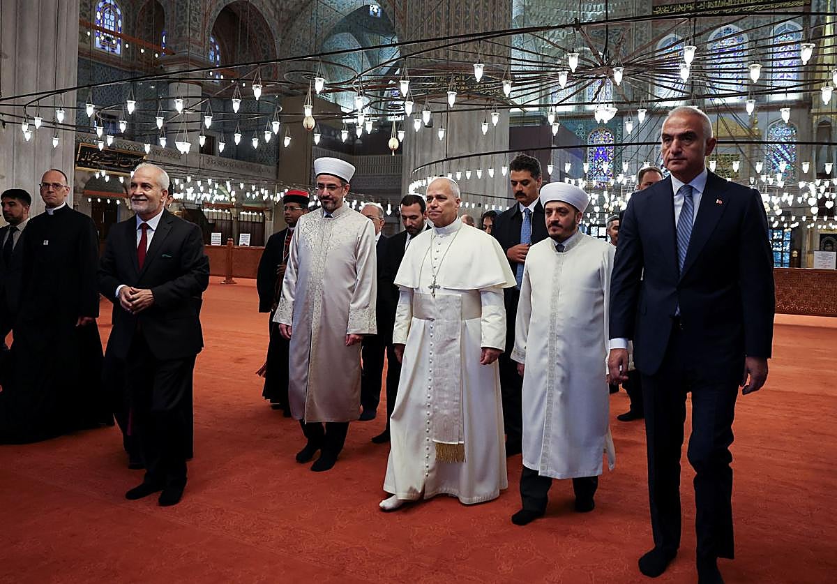 El papa León XIV visita la Mezquita Azul, durante su primer viaje apostólico, en Estambul.