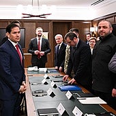 Delegaciones de EE UU y Ucrania antes de la reunión en Florida.