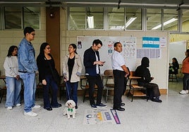 Ciudadanos hondureños hacen cola para votar.