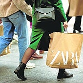 Millones de personas visitan a diario las tiendas de Zara en todo el mundo. En la imagen, entrada a uno de los locales abiertos en Madrid.
