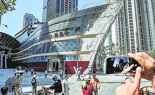 Vista exterior de la tienda de Louis Vuitton de Shanghái.