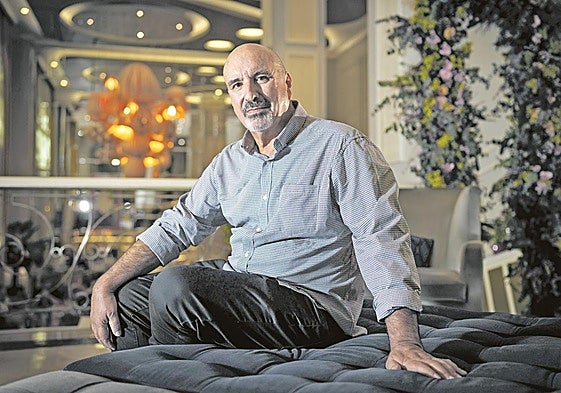 Fernando Ballano posa durante la entrevista.