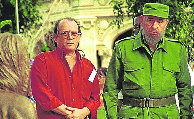 Silvio Rodríguez y Fidel Castro observan la estatua tras la inauguración.