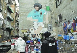 El grafitero argentino Francisco Bosoletti restauró en 207 el mural más famoso dedicado al 'Pibe de Oro'.