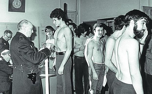 Un momento del tallaje de reclutas en 1975.