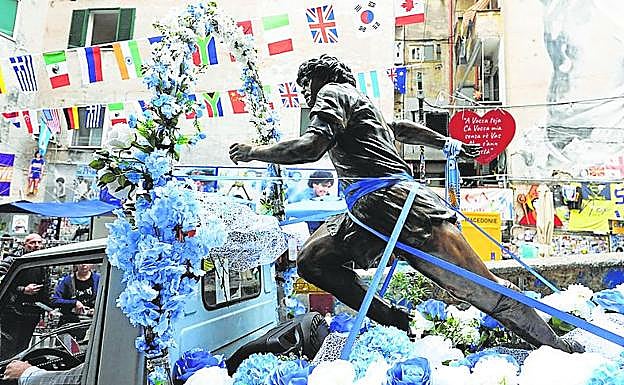 Estatua dedicada al 'Pelusa'.