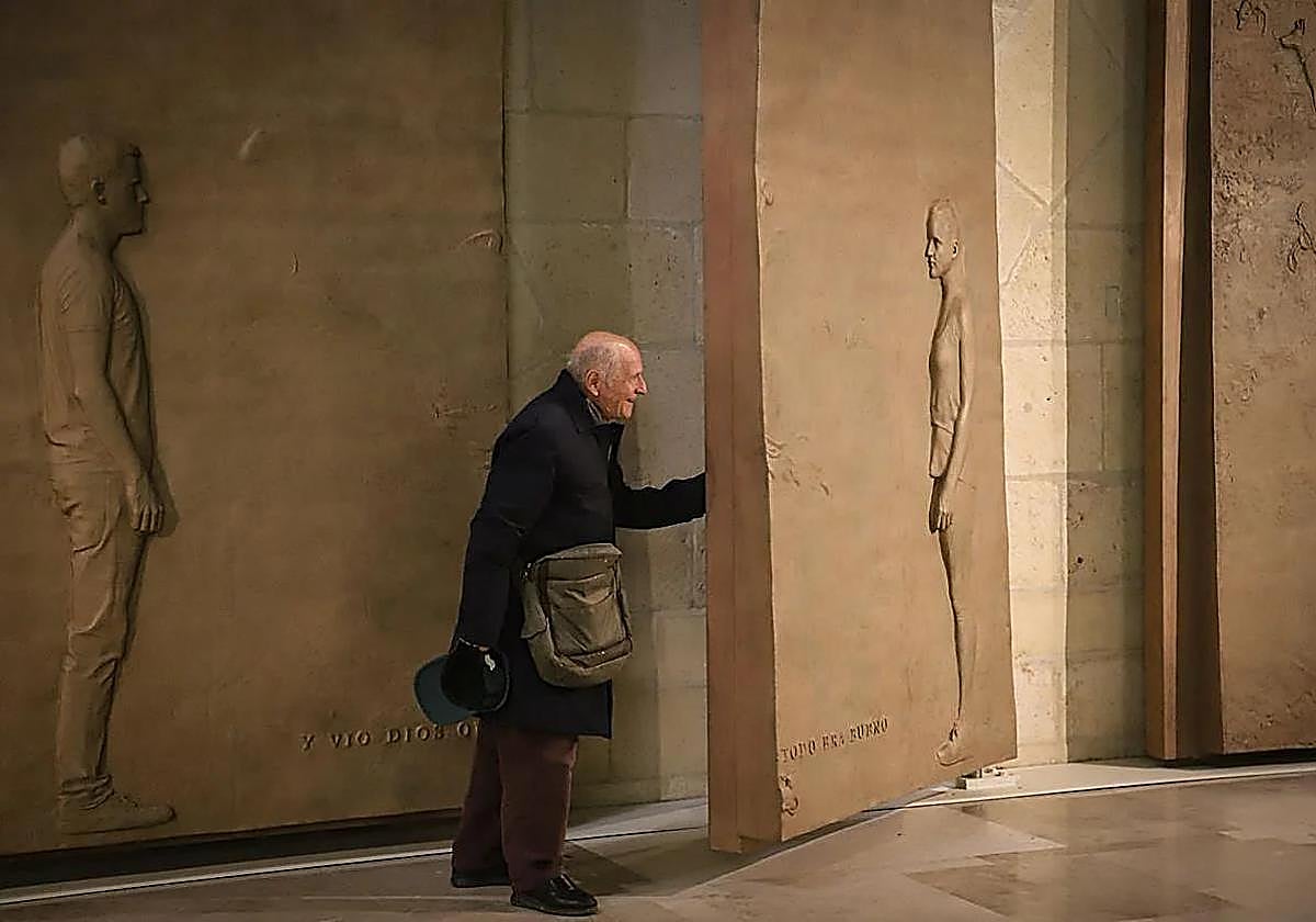 Antonio López abriendo su obra