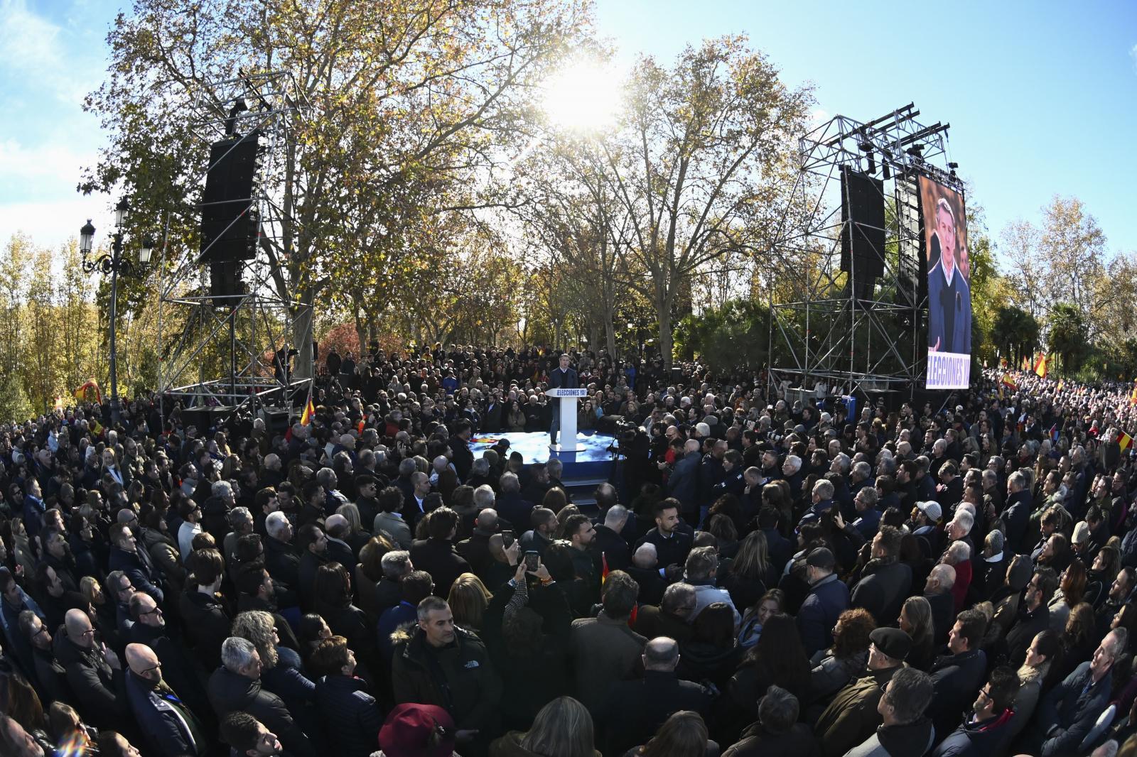 Multitud de personas asisten al acto del PP.