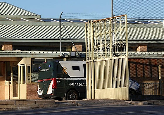 El furgón de la Guardia Civil que lleva a José Luis Ábalos llega el jueves a Soto del Real.