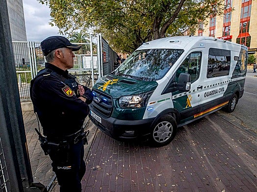 Detienen a un entrenador de fútbol por abusar sexualmente de 61 menores