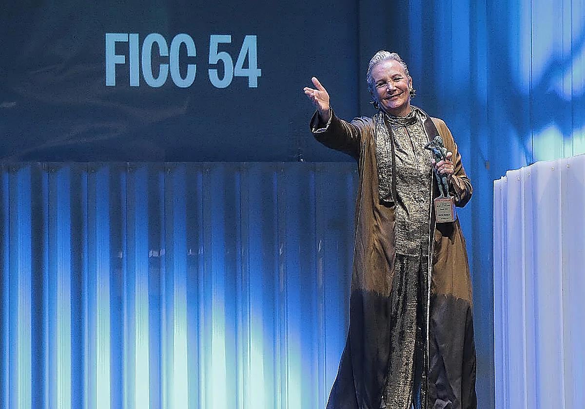 Elena Irureta, la Escuela de Arte Dramático y Vocento reciben el reconocimiento del FICC