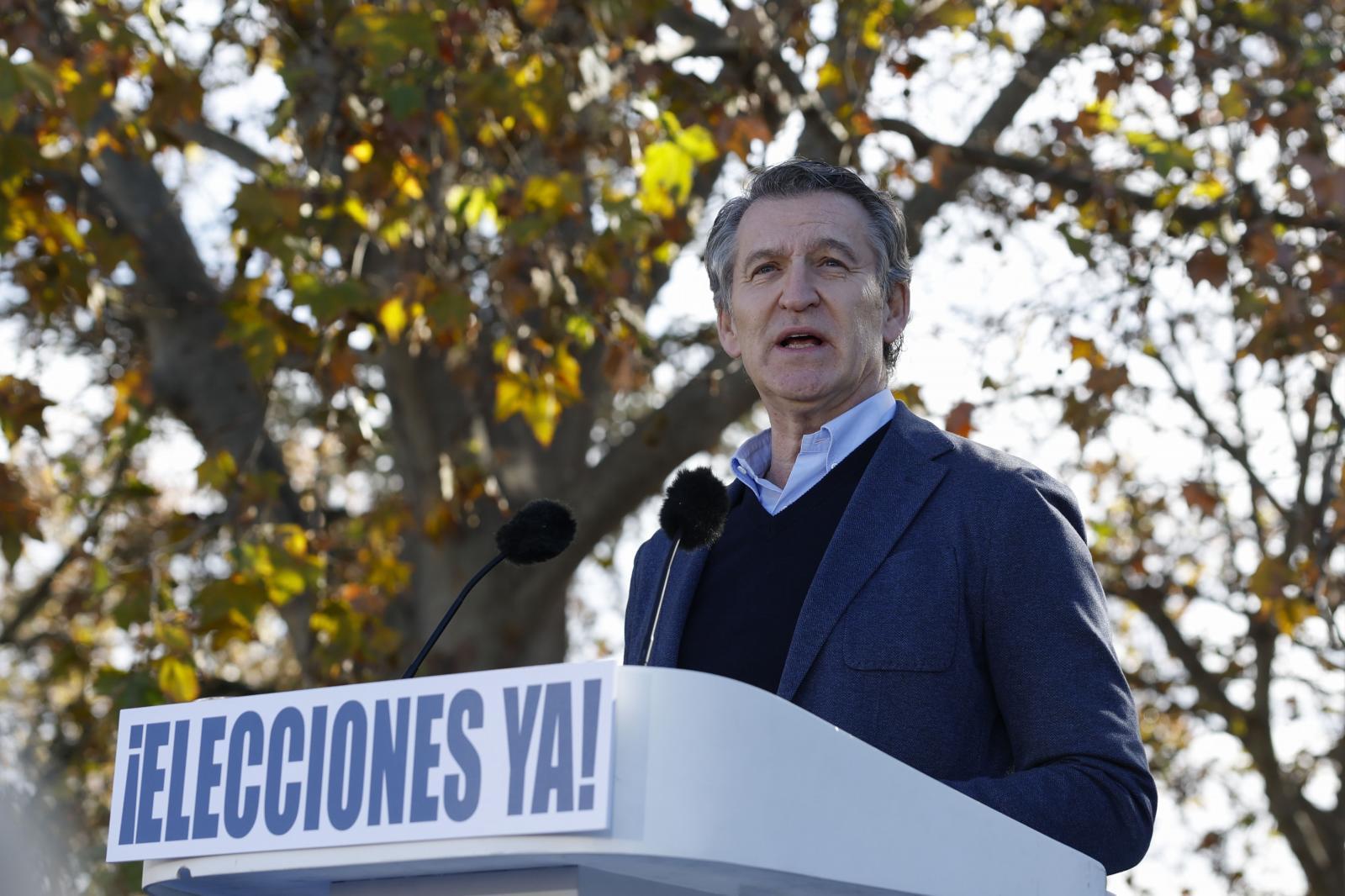 El líder del PP, Alberto Núñez Feijóo, ofrece un discurso durante la concentración.
