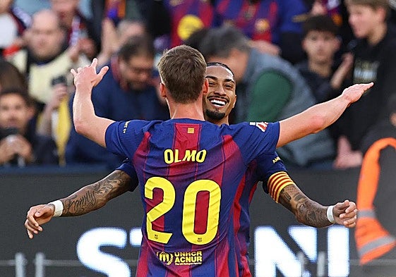 Dani Olmo y Raphinha celebran uno de los goles del Barça el sábado ante el Alavés.