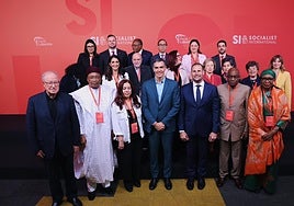 Sánchez, con representantes de la Internacional Socialista, este sábado en Malta.