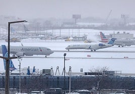 La pista del aeropuerto O'hare de Chicago completamente cubierta de nieve. .