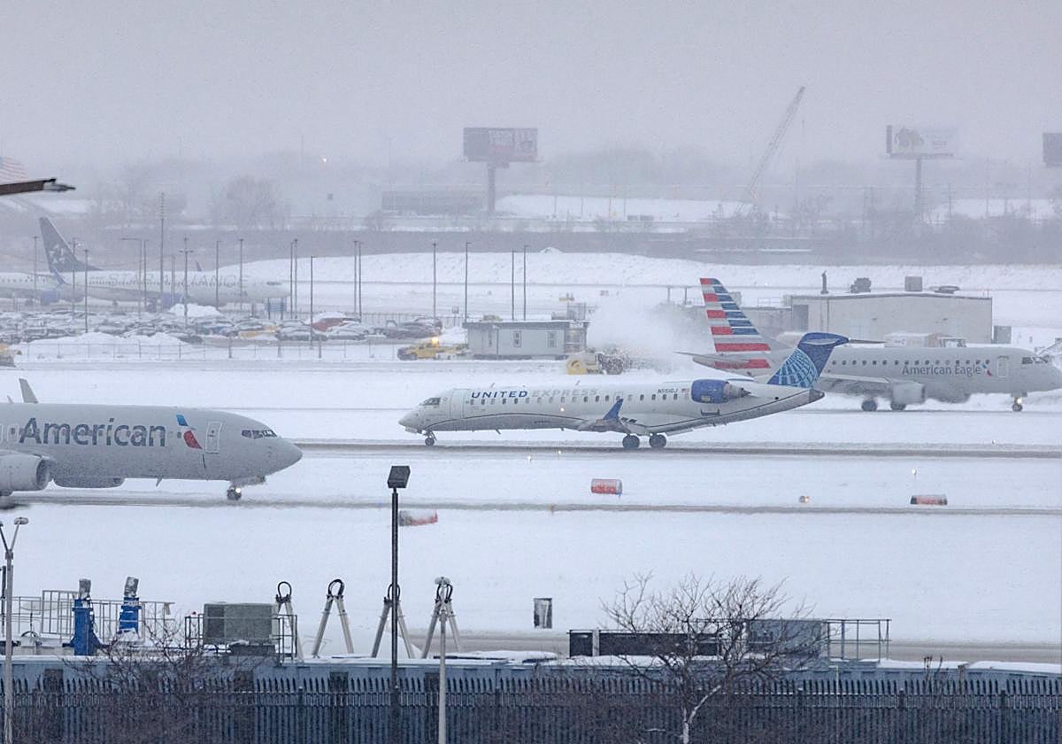 La pista del aeropuerto O'hare de Chicago completamente cubierta de nieve. .