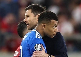Kylian Mbappé y Xabi Alonso, en un partido del Real Madrid.