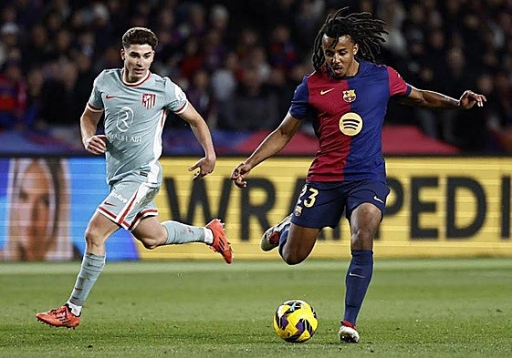 Julián Álvarez y Koudé, en el último Barcelona-Atlético liguero en la Ciudad Condal.