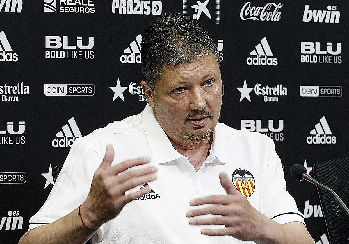 Lubo Penev, en su etapa como entrenador del filial valencianista.