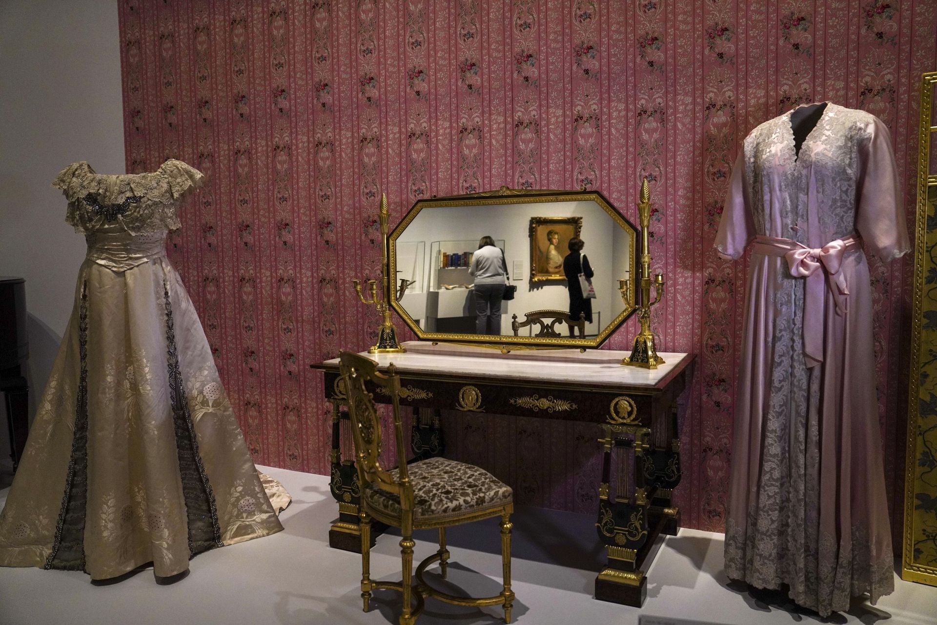 Traje de corte, tocador, déshabillé y biombo expuestos en 'Victoria Eugenia'.