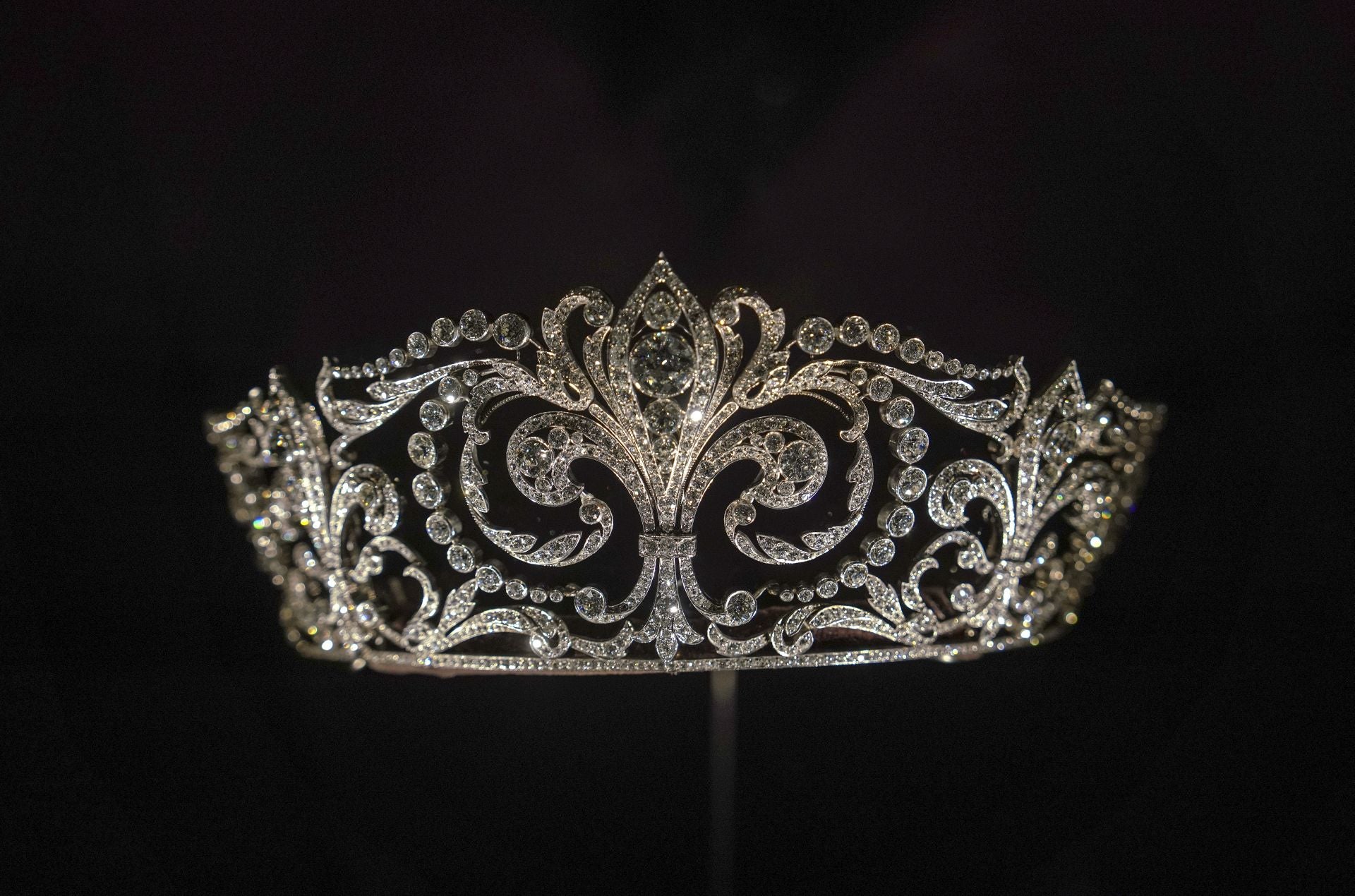 La diadema de las flores de lis, suntuoso regalo de Alfonso XIII para su boda.
