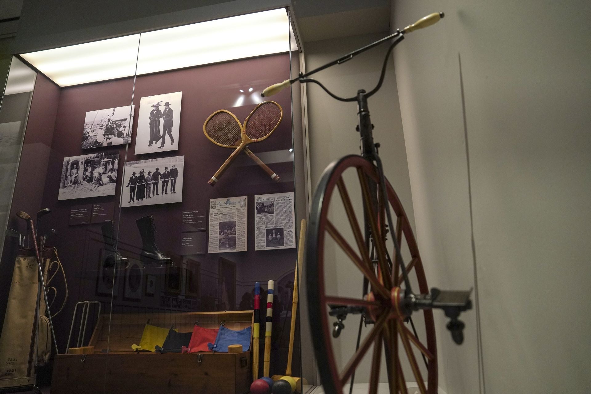 Vista de varias piezas que forman parte de la exposición 'Victoria Eugenia' en la Galería de las Colecciones Reales.