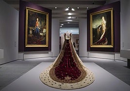 De su trágica boda con Alfonso XIII y el fatídico atentado del anarquista Mateo Morral, a su exilio, una gran muestra recorre la intensa vida​de Victoria Eugenia de Battenberg