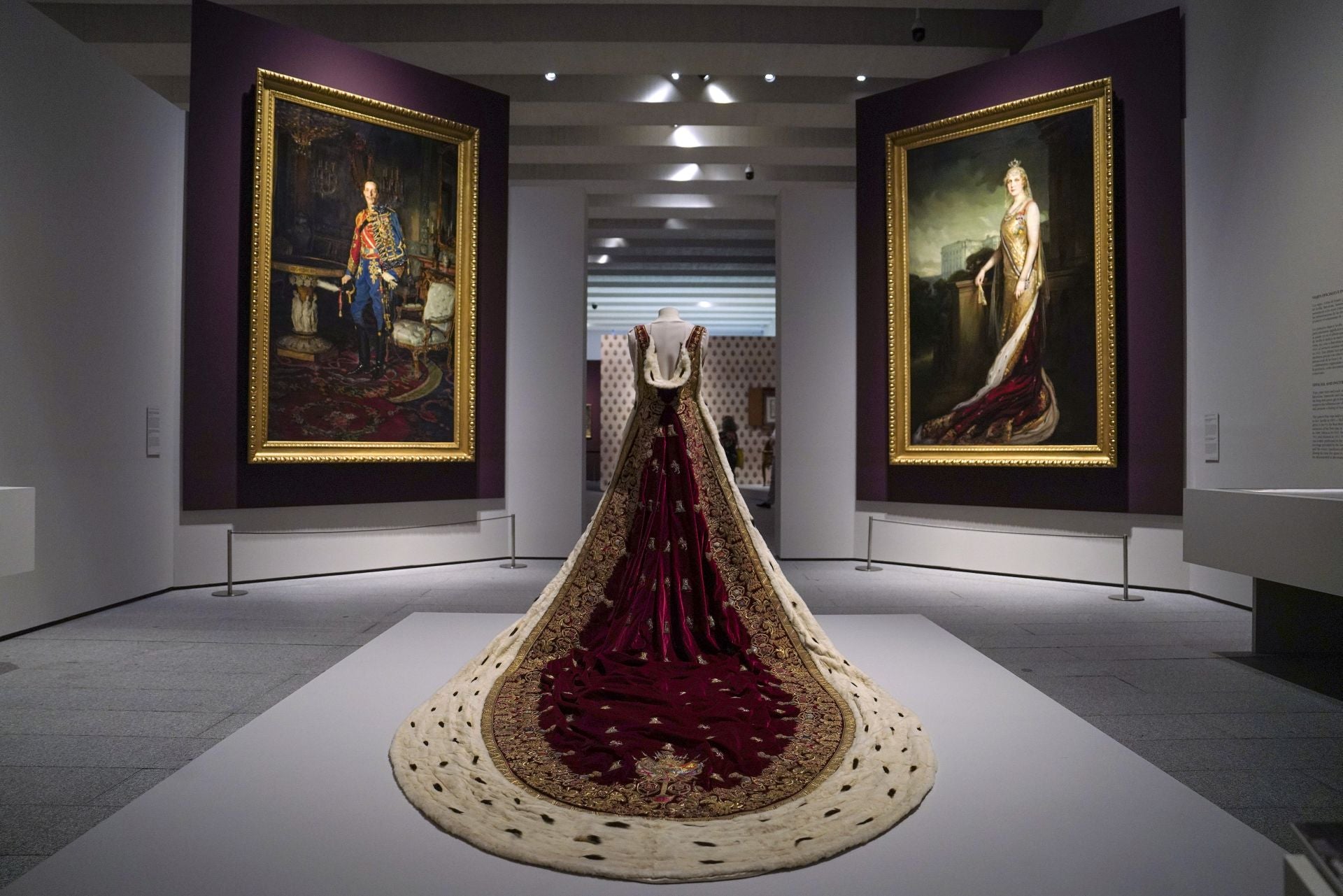 Manto ceremonial, prenda de terciopelo y armiño, regalo de Isabel II, con el que Ena abría cada año las Cortes.