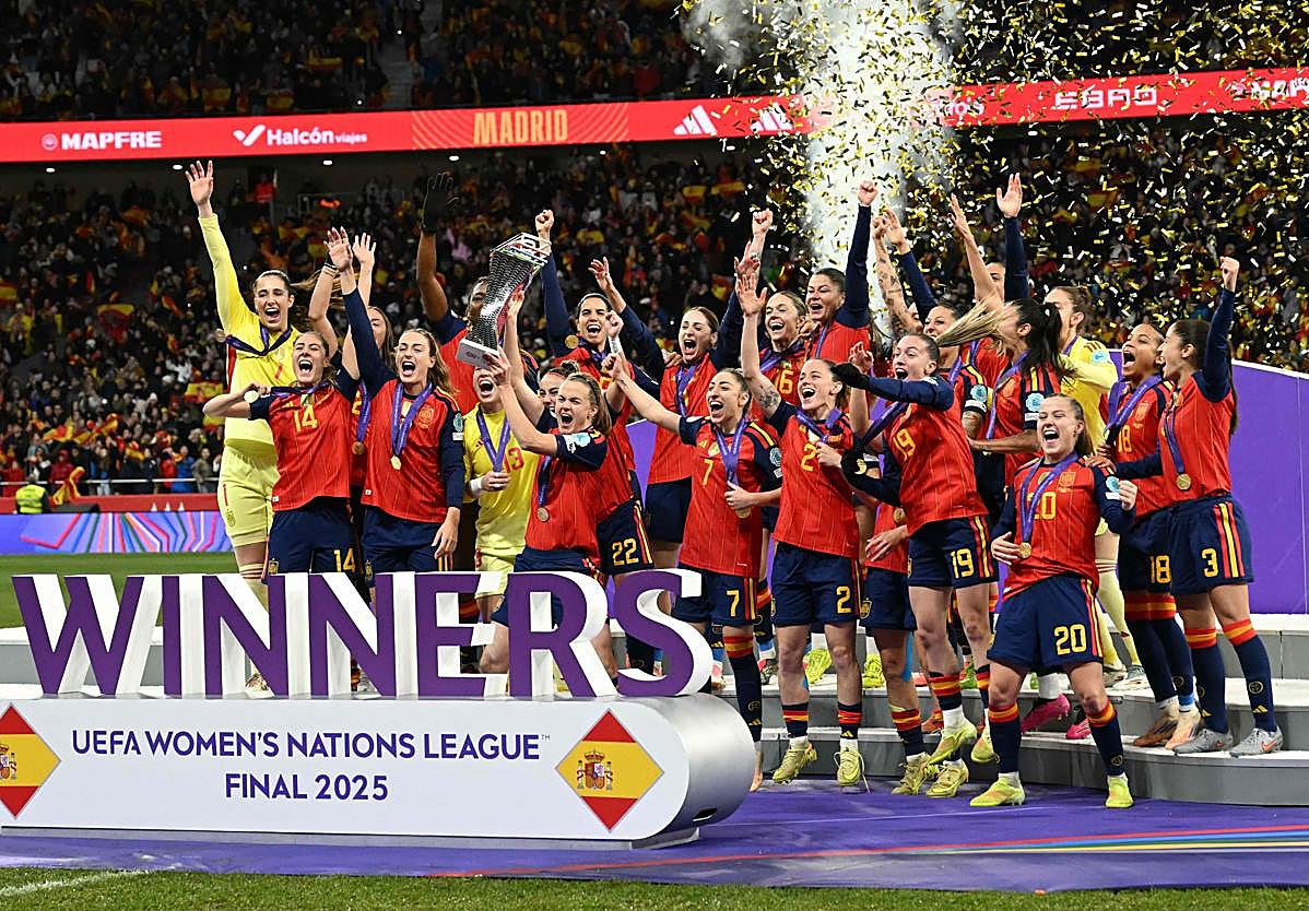 Irene Paredes, rodeada por sus compañeras, levanta el trofeo de la Liga de Naciones.