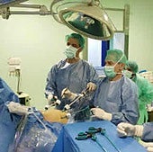 Los médicos es uno de los colectivos cuyo relevo generacional está comprometido.