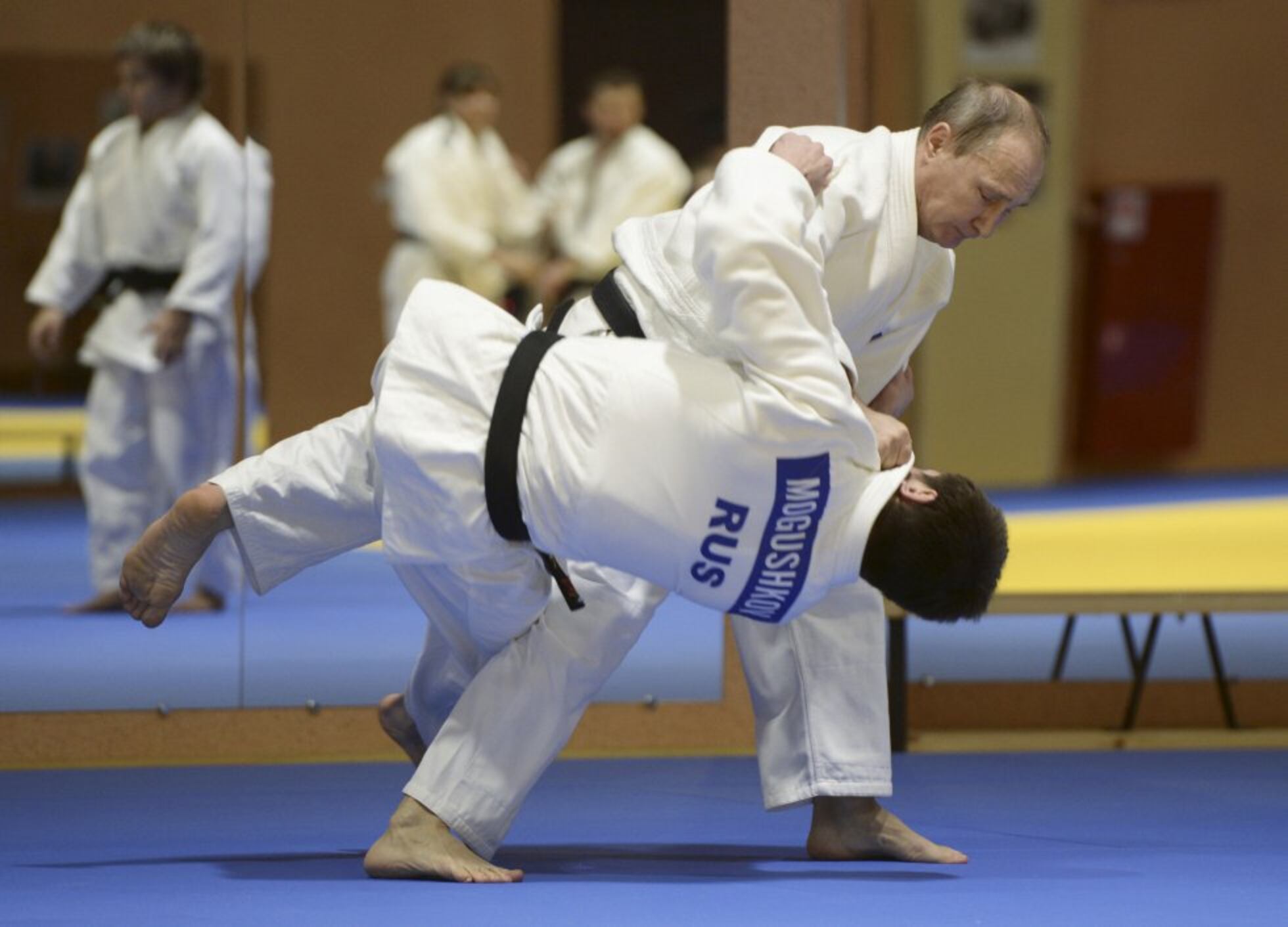 Putin derriba a Musa Mogushkov uno de los miembros del equipo de judo nacional de Rusia, en 2022.