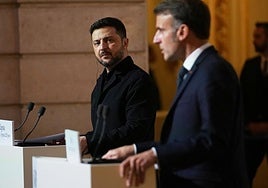 Volodímir Zelenski y Emmanuel Macron, este lunes en el Elíseo.
