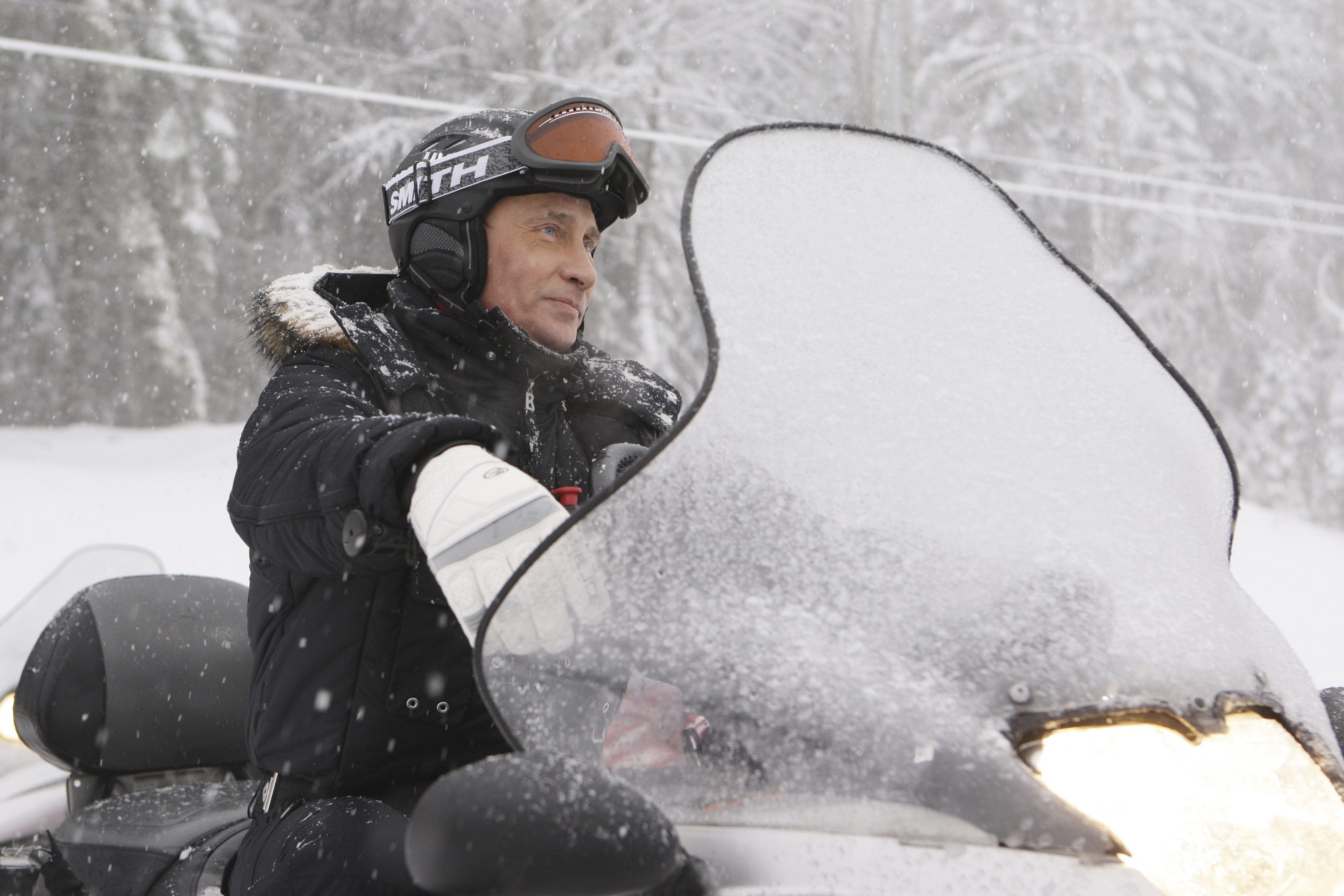 Putin conduce una moto de nieve en la estación de esquí rusa de Krasnaya Polyana, cerca de Sochi, al sur de Rusia, el 3 de enero de 2010.