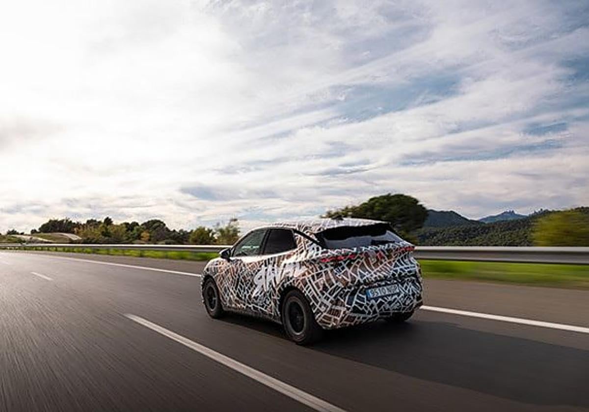 El Cupra Raval ya rueda camuflado