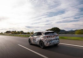 El Cupra Raval ya rueda camuflado