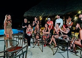 La presentadora Paula Vázquez, junto a todos los concursantes de 'Hasta el fin del mundo', el espacio de La 1.