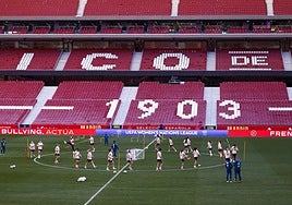 La selección española femenina, durante su entrenamiento en el Metropolitano.