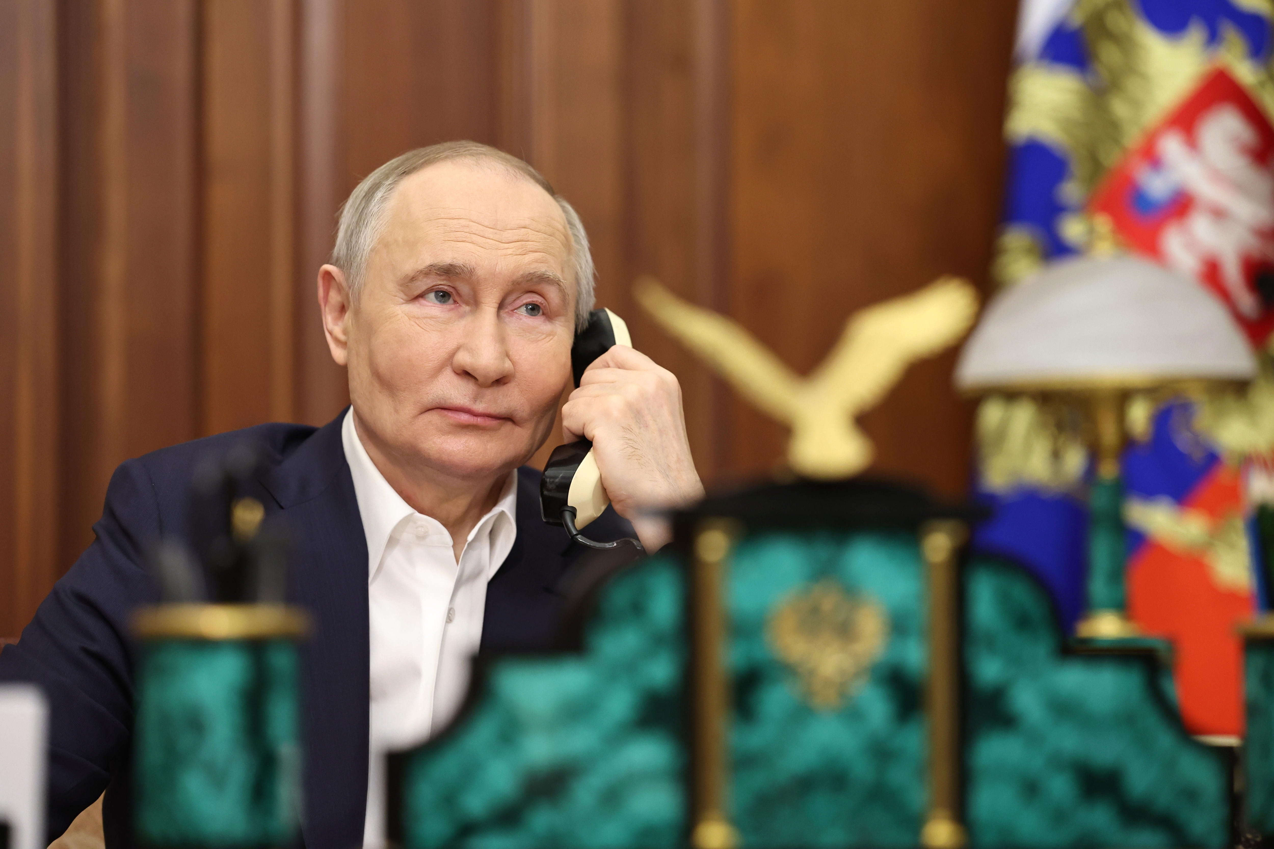 Putin habla por teléfono durante en la Navidad ortodoxa.