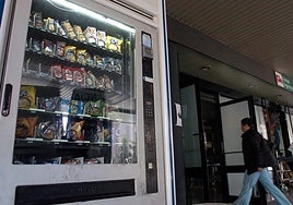 Una máquina de 'vending' ubicada en la puerta de urgencias de un hospital español.