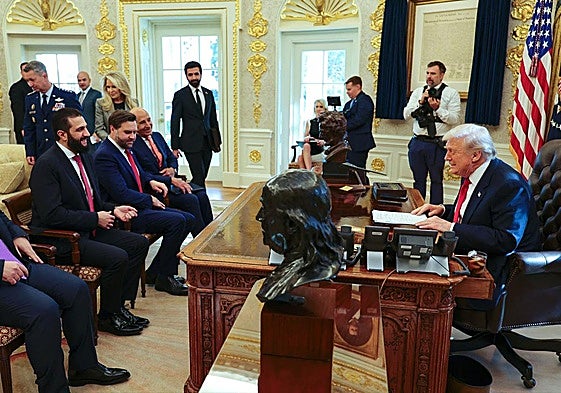 Trump recibe al presidente de Siria, Ahmed al-Sharaa, en el despacho oval.