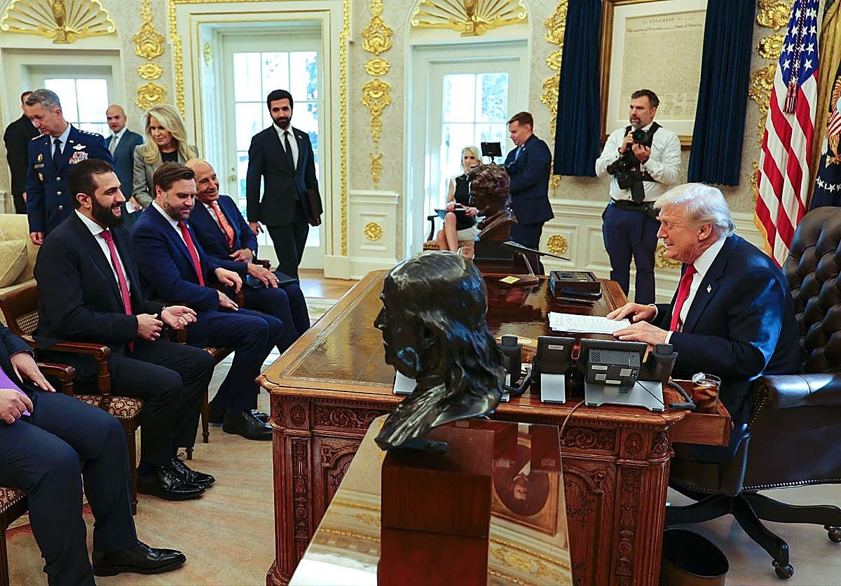 Trump recibe al presidente de Siria, Ahmed al-Sharaa, en el despacho oval.