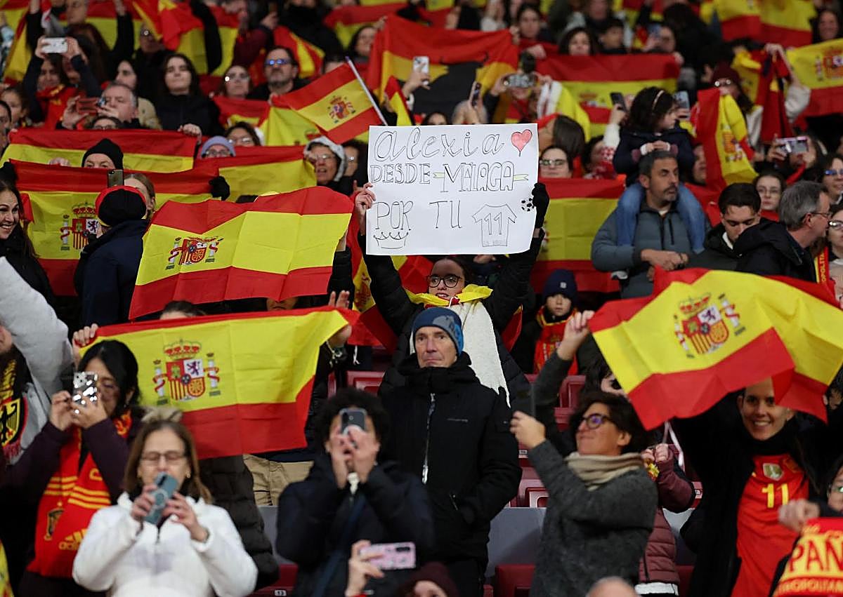 Imagen secundaria 1 - Felipe VI, presente en el palco de autoridades, y las gradas llenas en el Metropolitano.