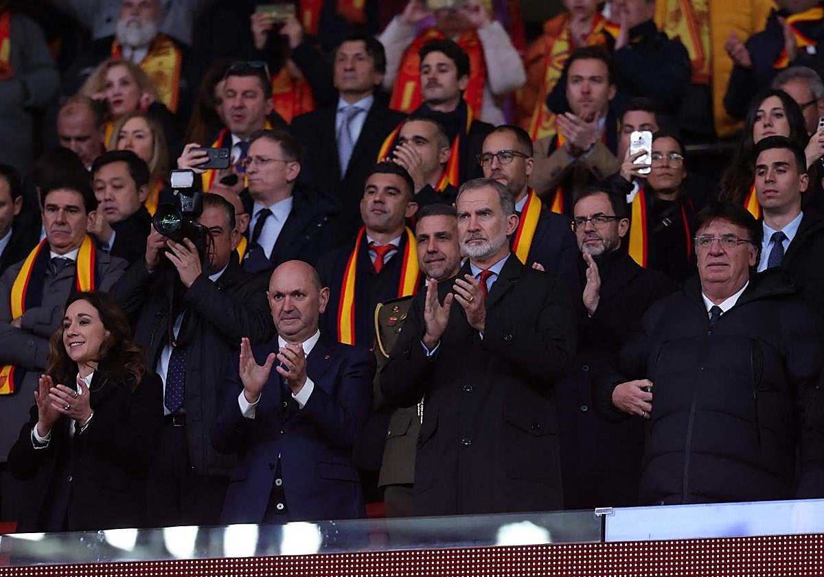 Imagen principal - Felipe VI, presente en el palco de autoridades, y las gradas llenas en el Metropolitano.